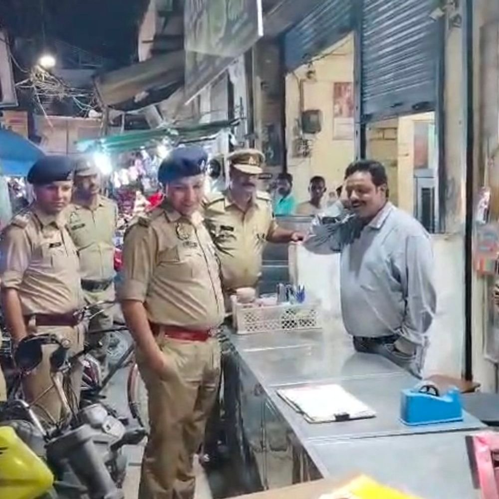 रायबरेली में एसपी ने देर रात पैदल मार्च किया:त्योहारों और PET परीक्षा को लेकर चौराहों, बाजारों, बस स्टेशन और रेलवे स्टेशन पर चेकिंग