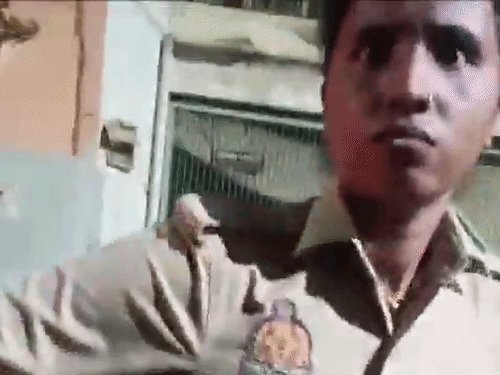 कानपुर में ई-रिक्शा का कांस्टेबल ने नहीं दिया किराया-VIDEO:चालक बोला- अब 10 रुपए के लिए थाने जाएंगे क्या, इसलिए पुलिस वालों को कोई नहीं बैठाता