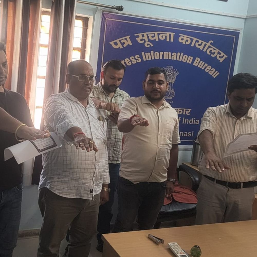 वाराणसी में सतर्कता जागरूकता अभियान:प्रशांत कक्कड़ ने अधिकारियों और कर्मचारियों को दिलाई सत्यनिष्ठा की शपथ