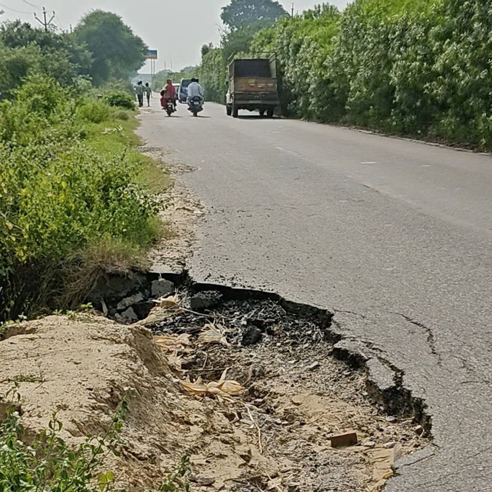 कन्नौज में औरैया-कन्नौज स्टेट हाईवे पर गड्ढे:डिवाइडर के दोनों तरफ सड़क बदहाल, बजरी डालकर की गई मरम्मत भी बेअसर