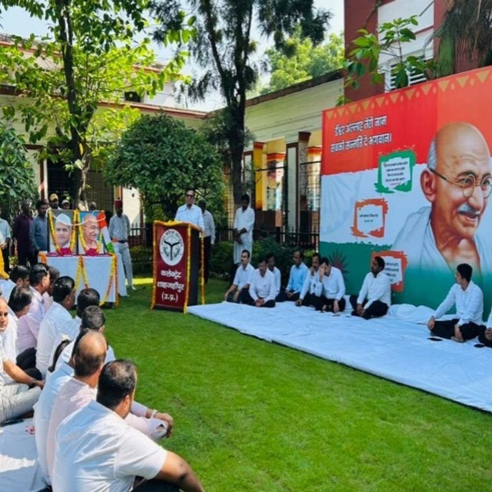 शाहजहांपुर में गांधी-शास्त्री जयंती पर कार्यक्रम:डीएम ने दोनों महापुरुषों के योगदान को याद किया, सफाईकर्मियों और महिलाओं को किया सम्मानित