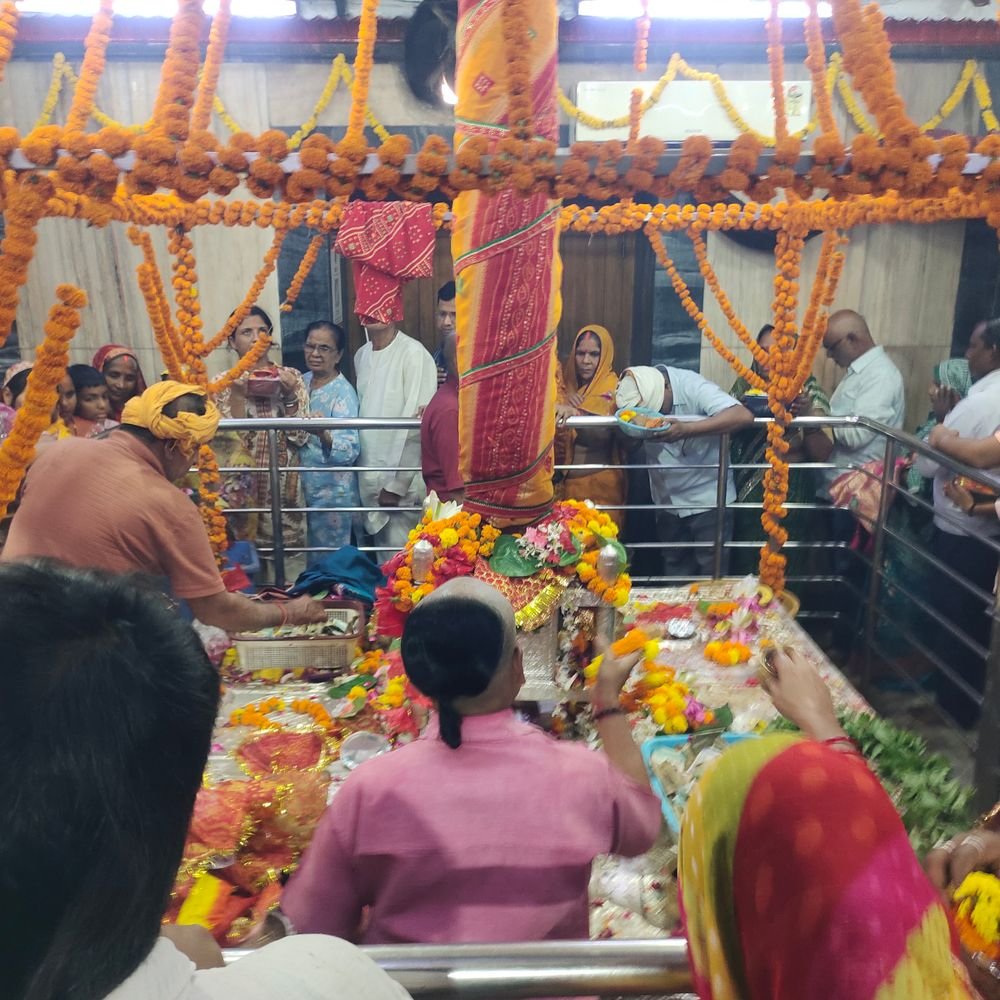 नवरात्रि के पांचवें दिन आलोप शंकरी मंदिर में उमड़ी भीड़:श्रद्धालु पहुंचे कुंड और पालने के दर्शन को, जल को लेकर गहरी आस्था