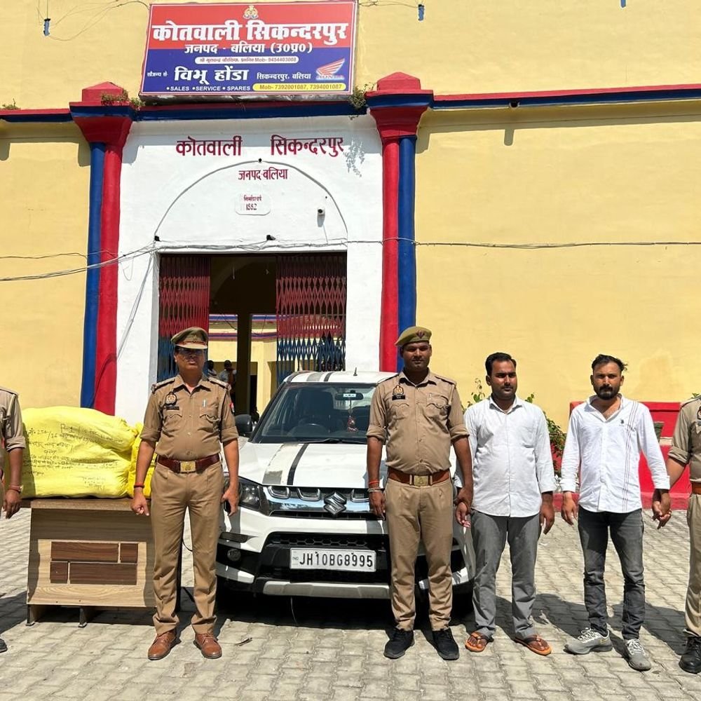 बलिया में 45 किलो गांजा के साथ दो तस्कर पकड़े:22 लाख की खेप ब्रेजा कार से बिहार ले जा रहे थे आरोपी