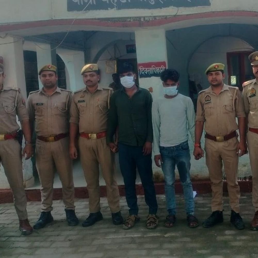 महिला से जेवर-बाइक की चाबी छीनने वाले 2 आरोपी गिरफ्तार:25-25 हजार का था इनाम, बेटे के साथ बाइक से जा रही महिला को बनाया था निशाना