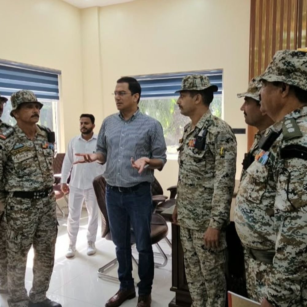 बॉडी कैमरों से लैस हुई नगर निगम की प्रवर्तन टीम:अलीगढ़ में पहली बार प्रयोग, 28 जवानों की वर्दी पर लगे कैमरे, कार्रवाई के दौरान आवाज और तस्वीर दोनों होंगी रिकॉर्ड
