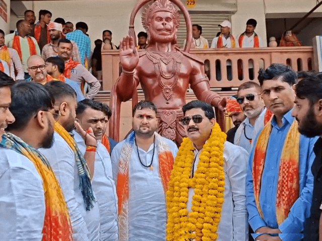150 समर्थकों के साथ अयोध्या पहुंचे पूर्व विधायक बाबा गोरखनाथ:गाजे-बाजे के साथ राम मंदिर पहुंचे समर्थक, बोले- मेरा सफर किसी तूफान के डर से रुकता नहीं
