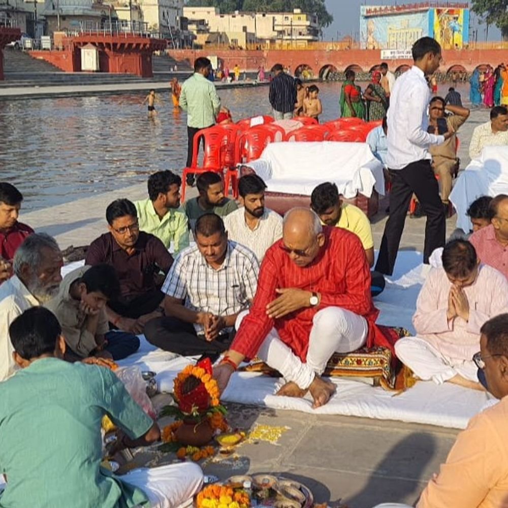 10वें दीपोत्सव के लिए राम की पैड़ी पर हुआ भूमिपूजन:अवध यूनिवर्सिटी के कुलपति विजेंद्र सिंह ने वैदिक मंत्रोच्चार के बीच भूमिपूजन किया