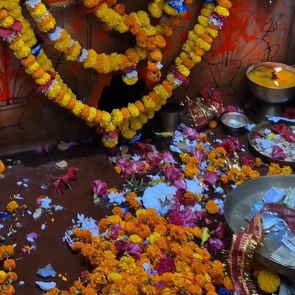 गोंडा के मंदिरों में दुर्गा महाष्टमी पर भक्तों की भीड़:मां बाराही देवी मंदिर में लंबी लाइन, मां महागौरी की पूजा कर रहे; सुरक्षा के इंतजाम