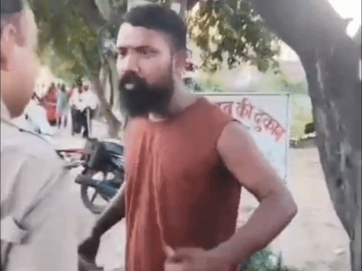 हूटर बजाकर जा रहे युवक ने पुलिस से की बदसलूकी:बलिया में चेकिंग के दौरान हुआ विवाद, पुलिस ने काटा 20 हजार का चालान