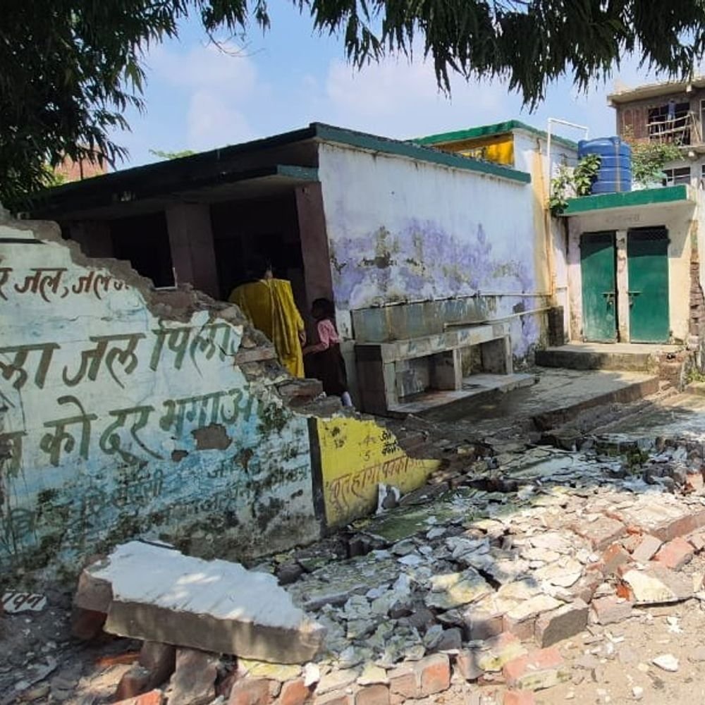 सरैया प्राथमिक विद्यालय की 20 फीट दीवार गिरी:उन्नाव में हादसे के वक्त बच्चे स्कूल में थे, बीएसए बोले- जांच होगी