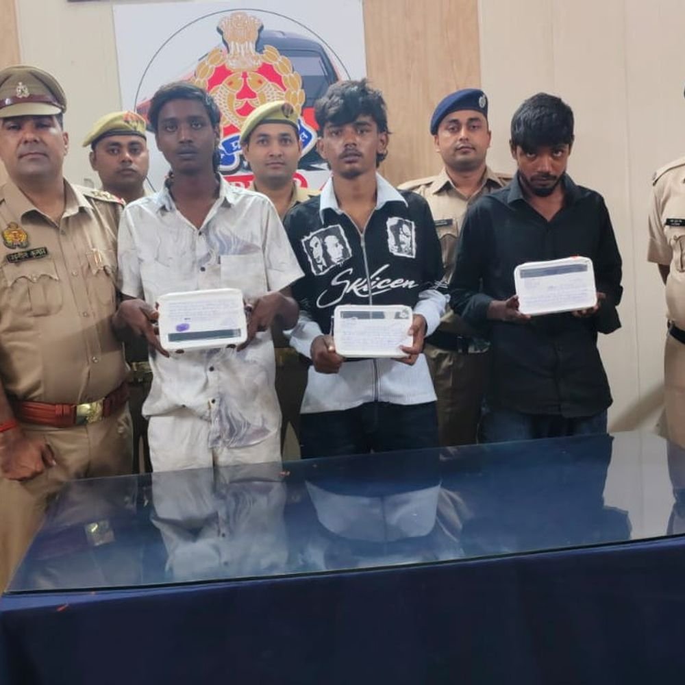 ट्रेन में यात्रियों के मोबाइल चुराते थे, 3 गिरफ्तार:कानपुर सेंट्रल के आउटर पर बनाते थे निशाना, 2 लाख के 3 मोबाइल बरामद