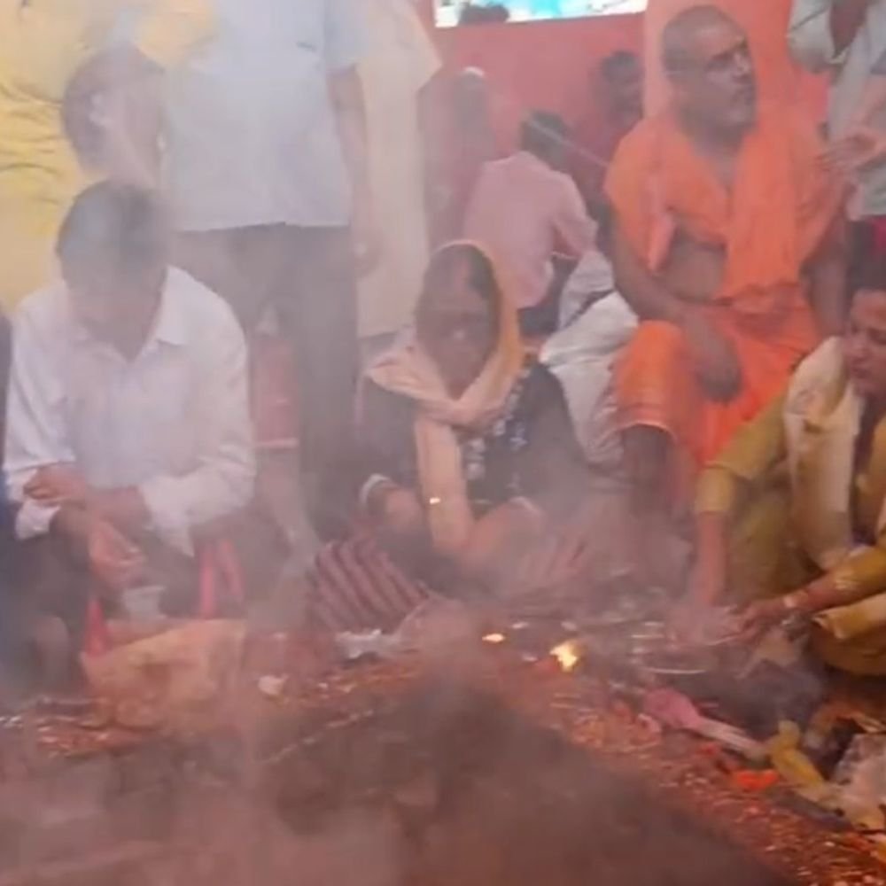 नवमी पर देवी मंदिरों में उमड़ी भक्तों की भीड़:देवरही मंदिर में सुबह 4 बजे से लगी लाइन, हवन-पूजन और कन्या भोज का आयोजन