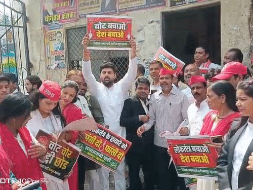 कानपुर में मुख्य चुनाव आयुक्त के खिलाफ सपा का प्रदर्शन:ज्ञानेश कुमार का इस्तीफा और दोषी अफसर-BLO पर एक्शन समेत 5 मांगें