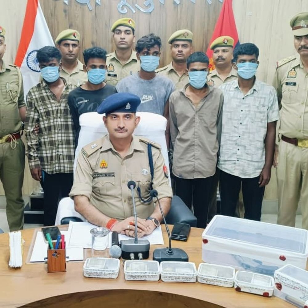 बदायूं में राजस्थान के 5 बदमाश पकड़े:6 अगस्त की रात हुई चोरियों का खुलासा, नकदी, डीवीआर और तमंचे बरामद