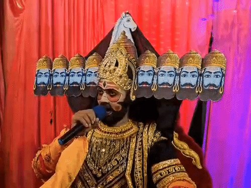 अयोध्या के चौक में 131 वर्ष से रामलीला का मंचन:मैदानी रामलीला को देखने के लिए बच्चों सहित छोटे बड़े बुजुर्ग भी पहुंच रहे
