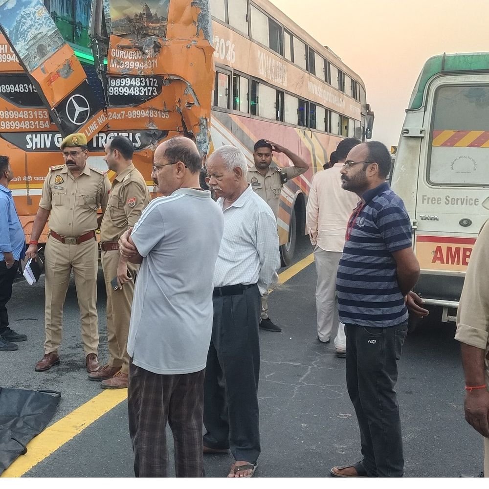 पूर्वांचल एक्सप्रेस-वे पर ट्रक-बस की टक्कर में 2 की मौत:दिल्ली से बिहार जा रही बस को पीछे से ट्रक ने मारी टक्कर, कई घायल