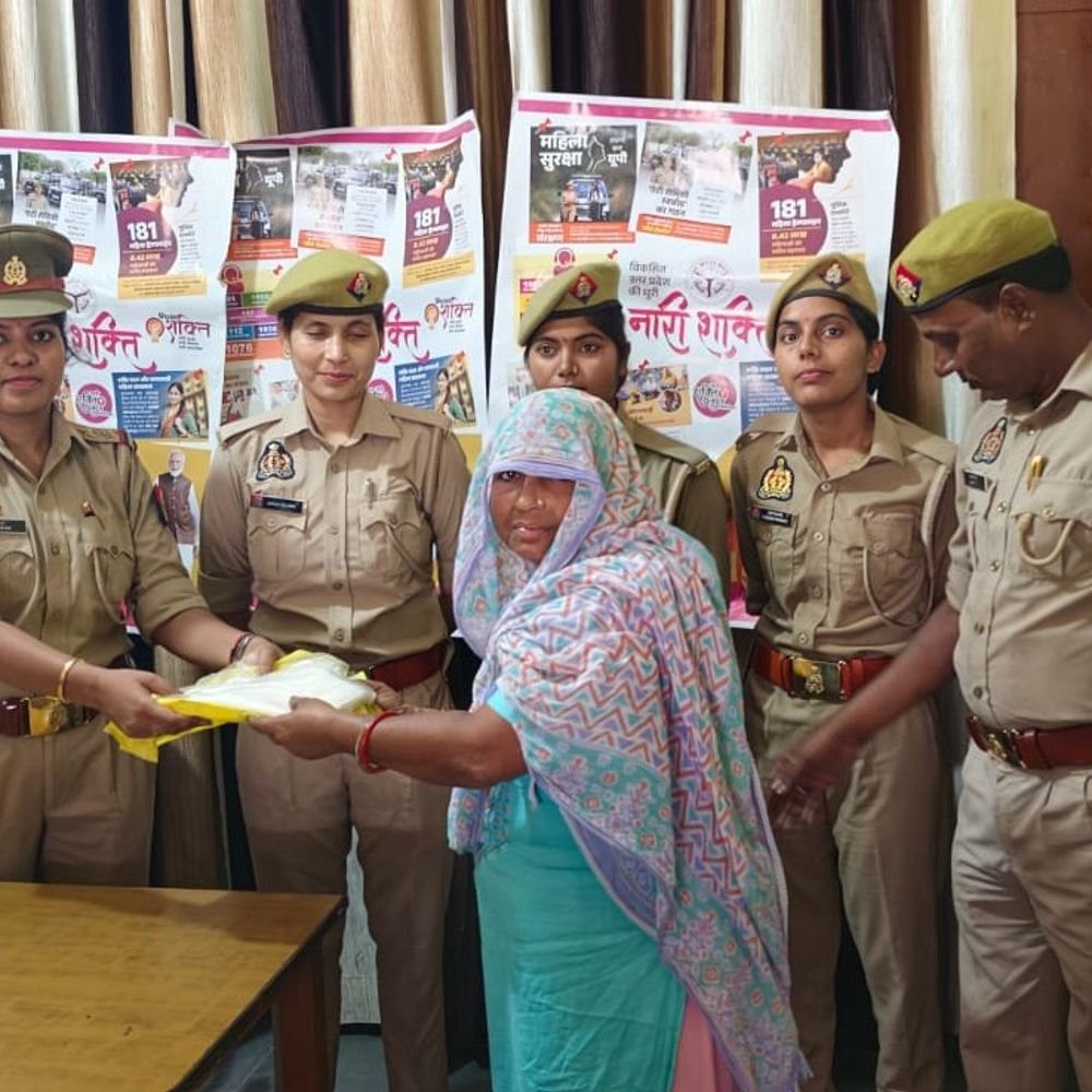 खानपुर में महिला सुरक्षा जागरूकता अभियान:पुलिस ने बांटे साड़ी शॉल उपहार, हेल्पलाइन नंबरों की दी अहम जानकारी