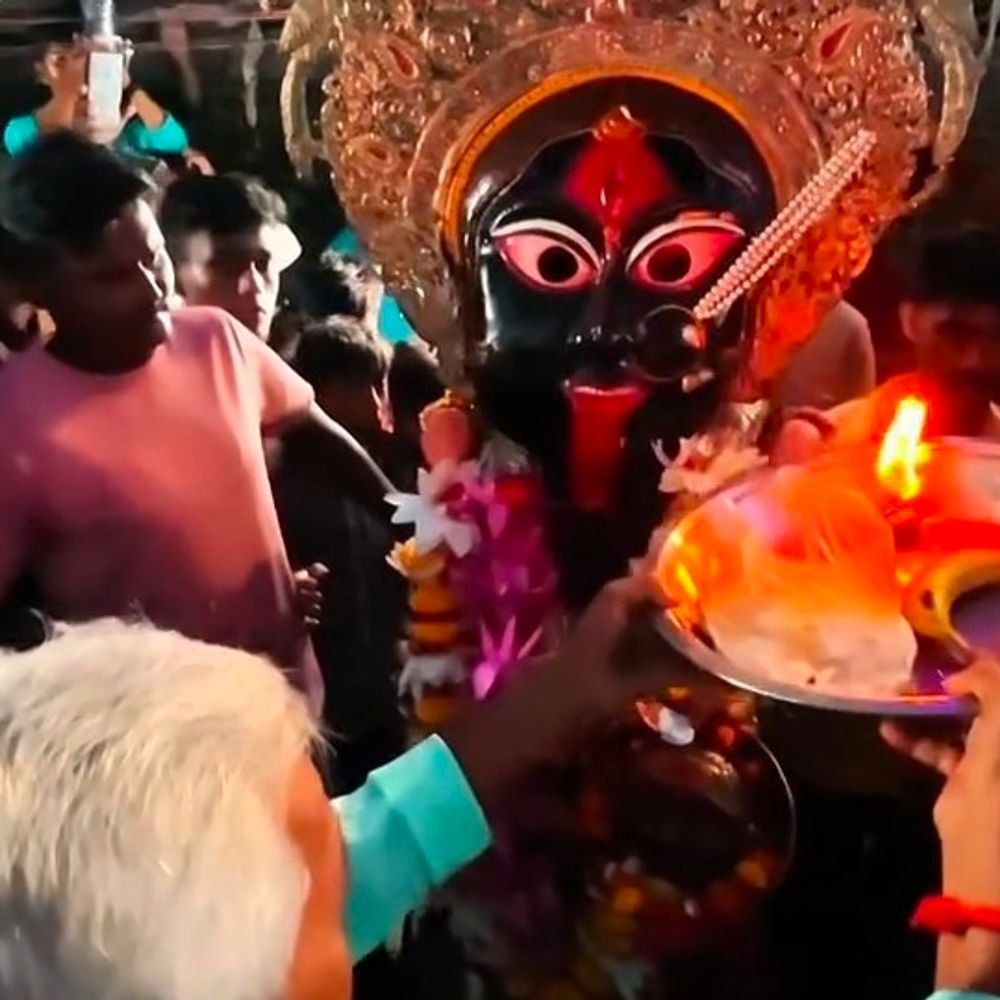 प्रयागराज के दारागंज में दूसरे दिन भी निकलीं मां काली:आशीर्वाद लेने उमड़े श्रद्धालु, 12 अक्टूबर से शुरू हुआ पांच दिवसीय काली स्वांग