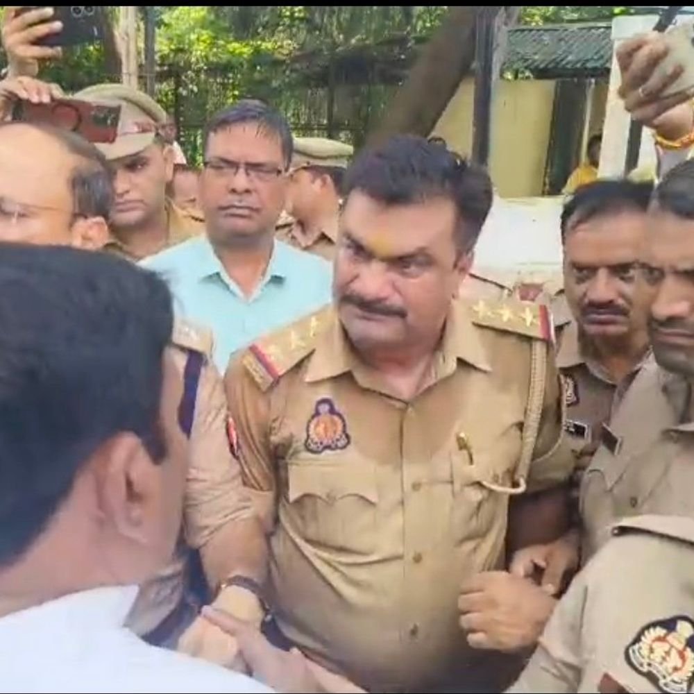 सदस्यता अभियान में सपा-एबीवीपी कार्यकर्ता एसपी कार्यालय पर भिड़े:17 सितंबर को कहासुनी के बाद विवाद की स्थिति बन गई थी