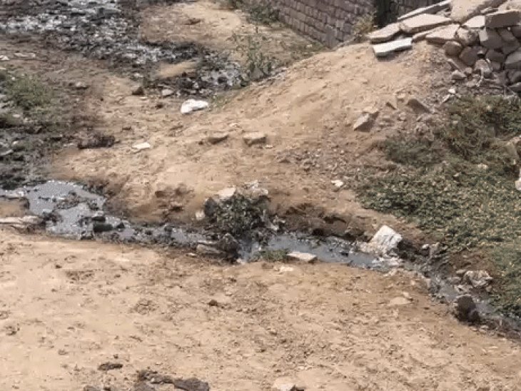 आगरा के सदर क्षेत्र में गांव जैसी कच्ची सड़कें:परेशान लाेगों ने पार्षद का घर घेरा, पार्षदपति बोले नहीं आया पैसा