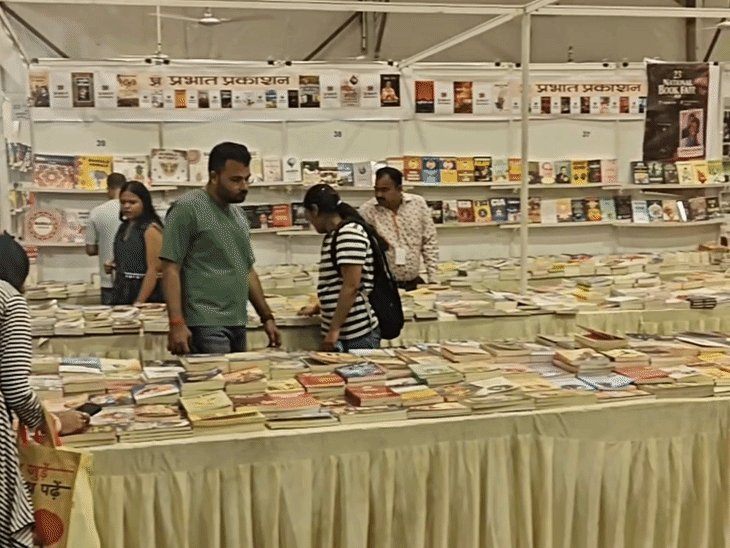 लखनऊ के पुस्तक मेले में गांधी जयंती पर पहुंचे पुस्तक-प्रेमी:'वंदे मातरम्' थीम पर नई किताबें बनीं आकर्षण, रचनाएं सुनकर मंत्रमुग्ध हुए लोग