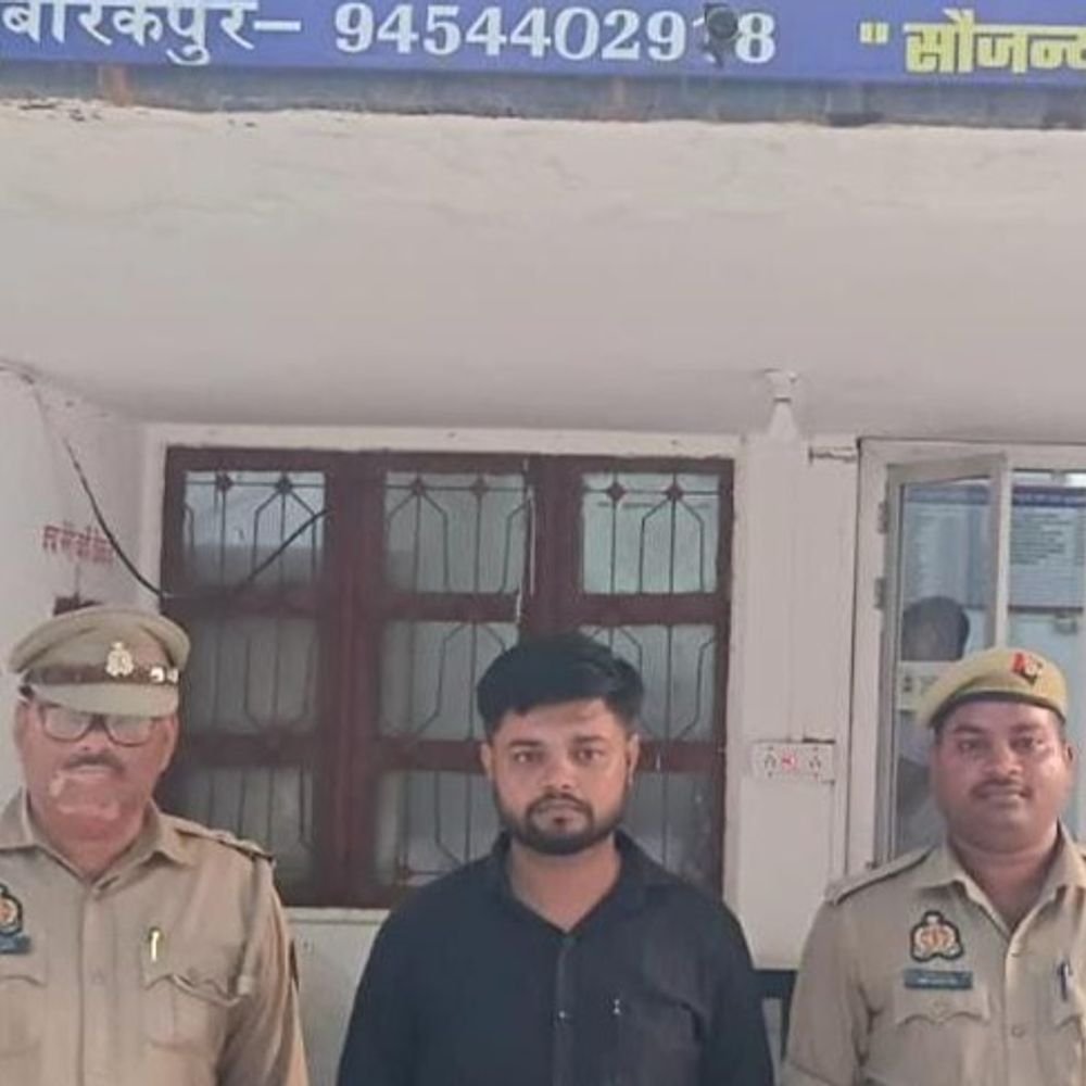 आजमगढ़ में सड़क हादसे के बाद बवाल, चालक गिरफ्तार:पुलिस पर पथराव और धक्का-मुक्की में 10 नामजद समेत 70 लोगों पर मुकदमा
