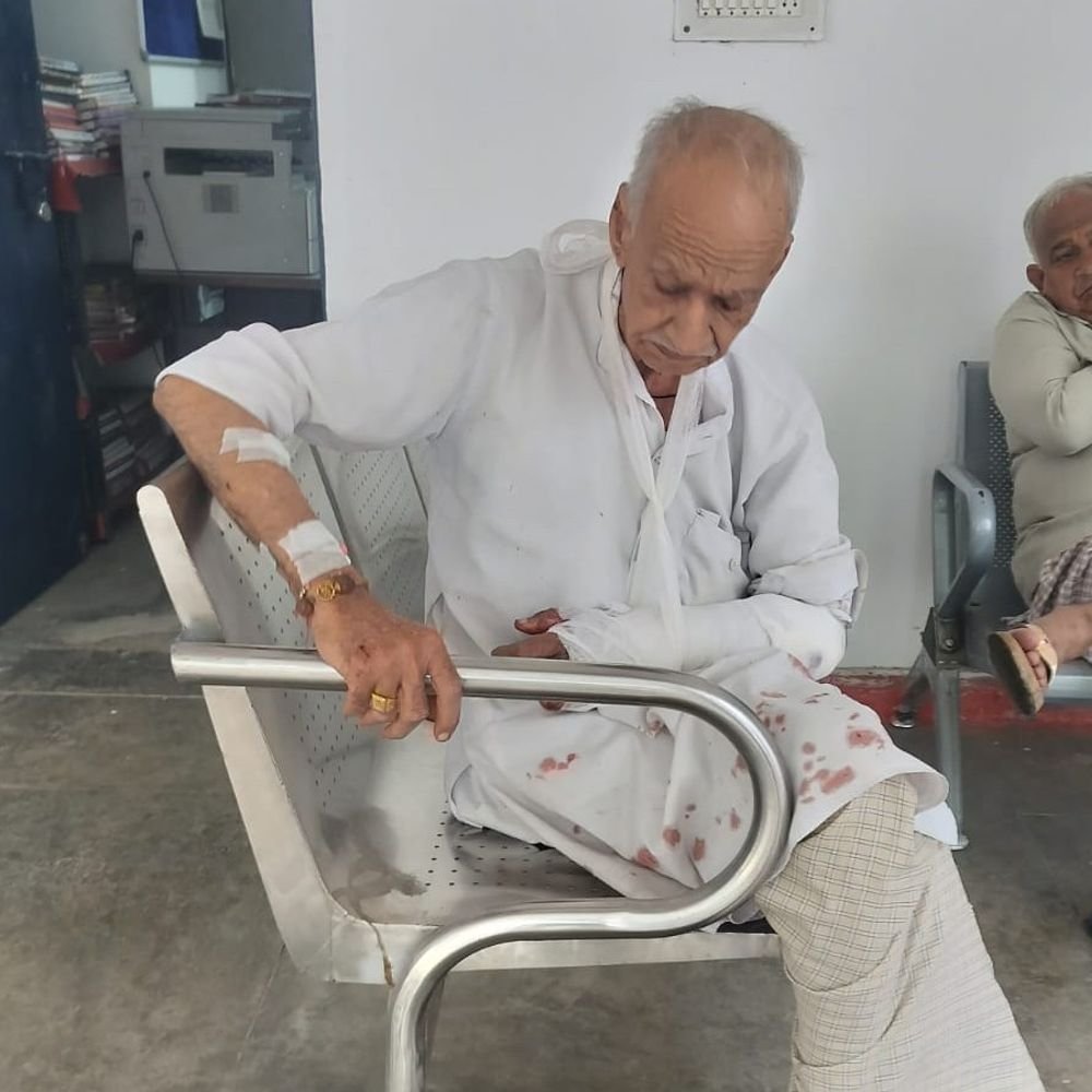 ग्रीन बेल्ट से पौधे हटाने पर 2 पक्षों में मारपीट:ग्रेटर नोएडा के नवादा गांव की घटना सीसीटीवी में कैद, 84 साल के बुजुर्ग को चोटें