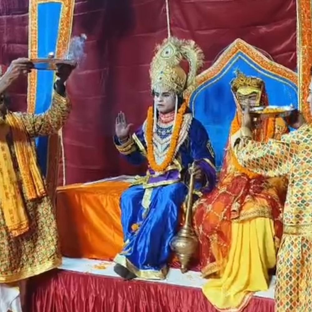 सोनभद्र के रॉबर्ट्सगंज में 124 साल पुरानी श्रीरामलीला का शुभारंभ:मुकुट पूजन के साथ हुई शुरुआत, नारद मोह की लीला ने मन मोहा