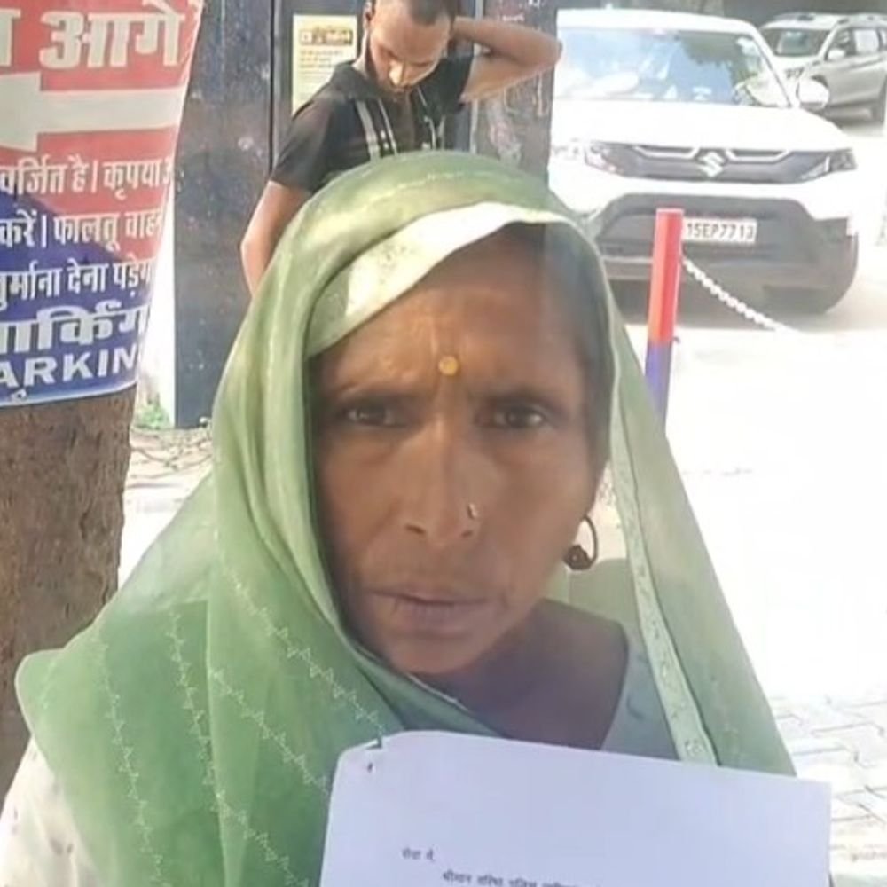 एटा में स्कूल की सफाई करते वक्त महिला को पीटा:गांव के आधा दर्जन लोगों ने लात-घूसों से मारा, जातिसूचक गालियां भी दीं; SSP से शिकायत