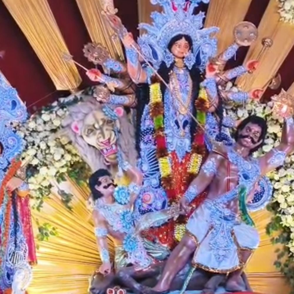 मिर्जापुर दुर्गा पंडालों में विजयदशमी पर उमड़ी श्रद्धालुओं की भीड़:सुंदरघाट के हरि सभा भवन में 86 साल से हो रही मूर्ति स्थापना, घंटाघर पार्क में भी सैलाब
