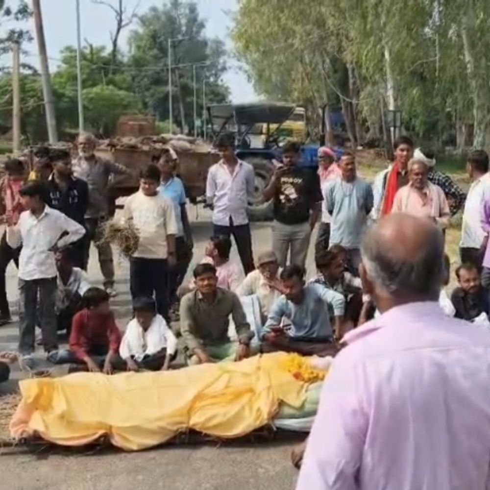 जालौन में शव लेकर सड़क पर उतरे ग्रामीण, लगाया जाम:अंतिम संस्कार के लिए जगह नहीं मिलने पर नाराजगी, मिला आश्वासन