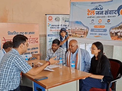 अयोध्या कैंट रेलवे स्टेशन पर रेल जनसंवाद का आयोजन:रेलवे अधिकारियों ने यात्रियों से सीधे संवाद किया, स्टेशन और ट्रेनों से जुड़ी शिकायतें सुनीं, सुझाव मांगे