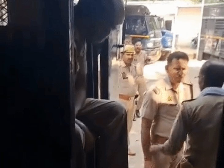एसआई और सिपाही के बीच गाली-गलौज का VIDEO:प्रतापगढ़ पुलिस लाइन में विवाद; सीओ बोले- वीडियो जांच के बाद होगी कार्रवाई