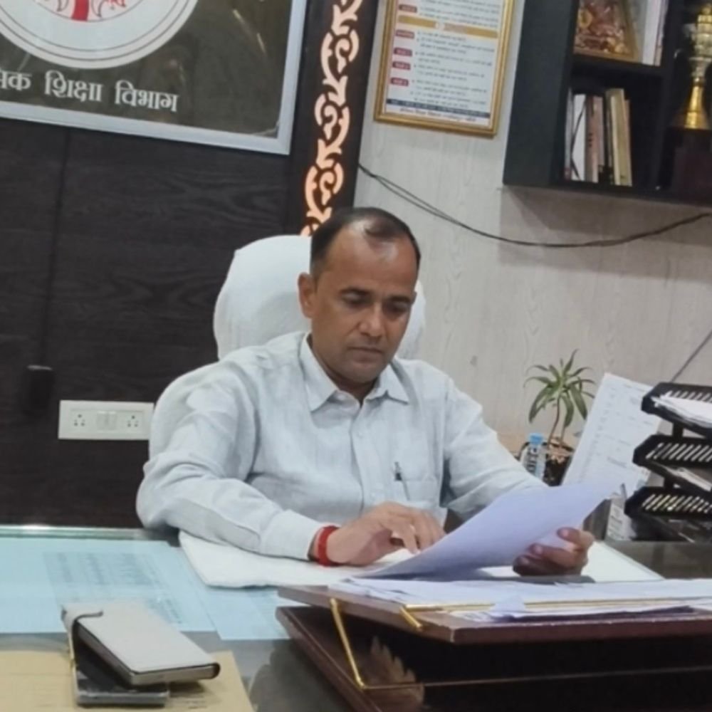 लखीमपुर में 8 खंड शिक्षा अधिकारियों के कार्यक्षेत्र बदले:देवेश राय को बांकेगंज, राकेश कुमार को धौरहरा की जिम्मेदारी