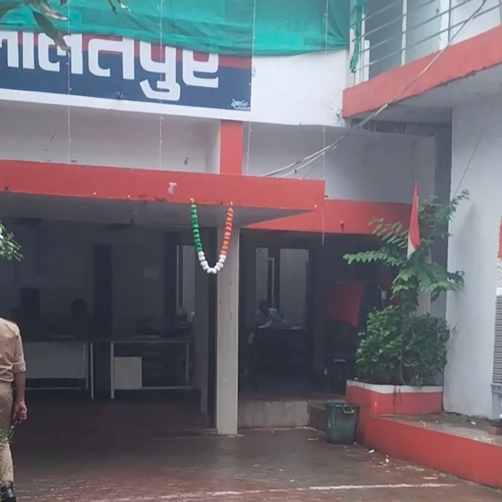 ललितपुर में मंदिर से लौट रही महिला का मंगलसूत्र छीना:सुबह 5:30 बजे हुई वारदात, लाल शर्ट पहने था बदमाश; पुलिस CCTV खंगाल रही