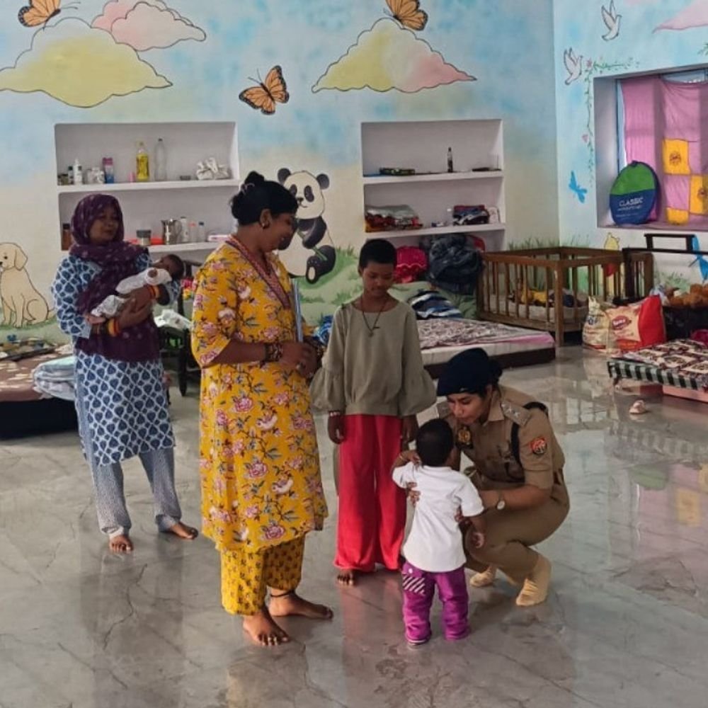 सरूरपुर कलां अनाथ आश्रम में सीओ-एसडीएम पहुंचे:बच्चों-महिलाओं से मिलकर उनकी समस्याएं और जरूरतें जानीं