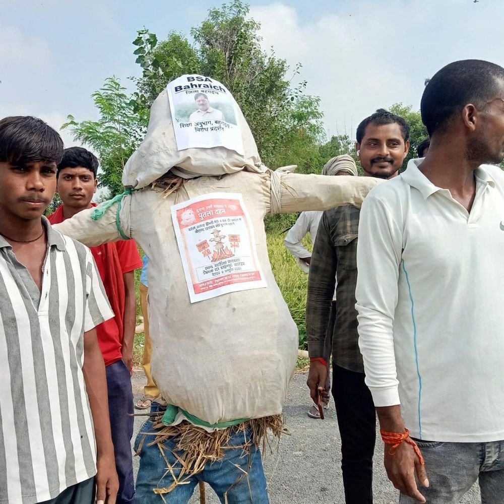 बहराइच में सुभाष आर्मी ने BSA का पुतला फूंका:शिक्षा विभाग में गड़बड़ियों का आरोप, कार्रवाई न होने पर बड़े आंदोलन की चेतावनी