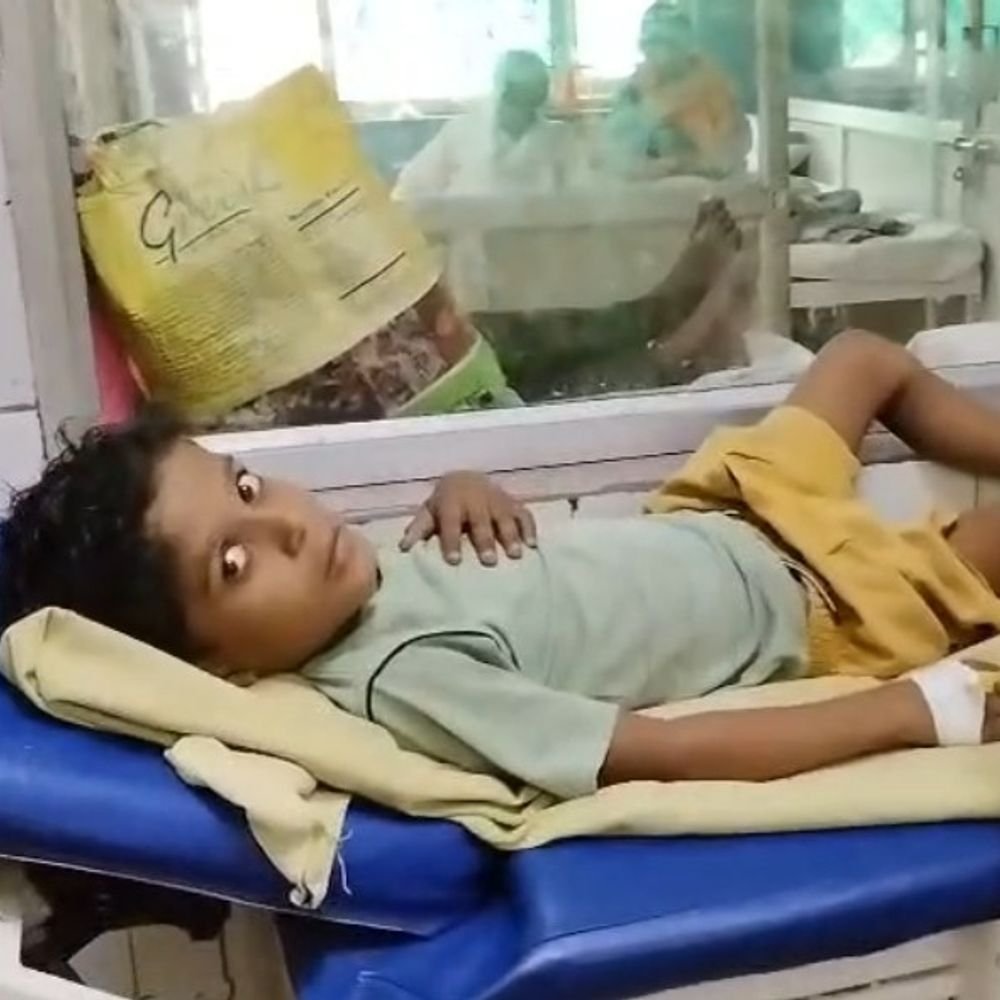 तालाब किनारे जहरीला फल खाने से 4 बच्चे बीमार:बांदा में दो सगे भाई भी शामिल, जिला अस्पताल में भर्ती कर कराया इलाज