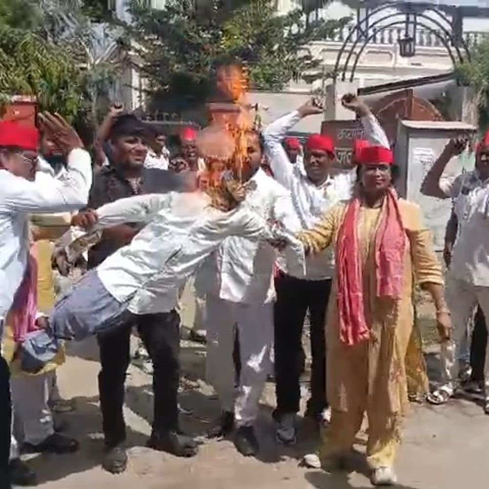 सपा कार्यकर्ताओं ने ज्ञानेश कुमार का पुतला फूंका,इस्तीफे की मांग:ऋतु गोयल बोलीं- तानाशाही के खिलाफ जारी रहेगी लड़ाई