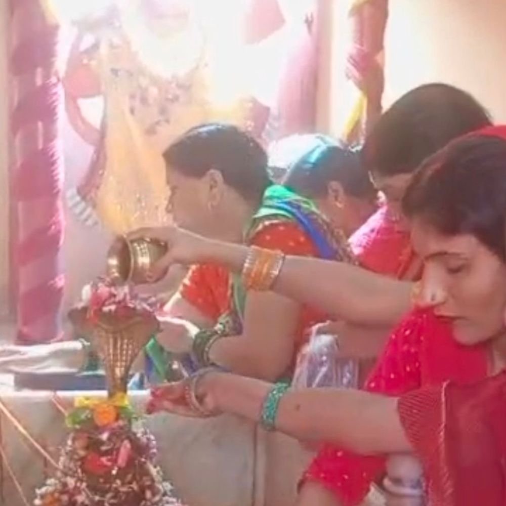 बलिया के देवी मंदिरों में उमड़ रहीं भक्तों की भीड़:मां मंगला भवानी से मां दुर्गा मंदिर तक भक्तों ने की पूजा-अर्चना, गूंजे जयकारे