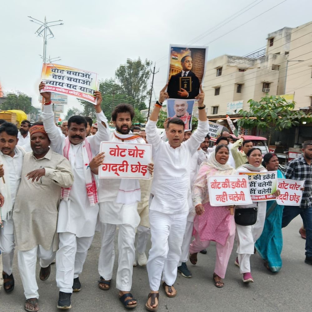 देवरिया में चुनाव आयुक्त के इस्तीफे की मांग:कांग्रेसियों ने वोट बचाओ-देश बचाओ पदयात्रा में लोकतांत्रिक मूल्यों की रक्षा के नारे लगाए