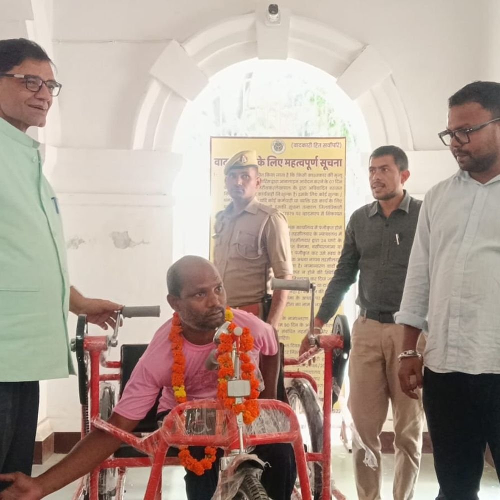 बलिया में दिव्यांग को डीएम ने दिलाई ट्राई साइकिल:आवागमन की समस्या लेकर पहुंचे थे, आवास के लिए बीडीओ को दिए गए निर्देश