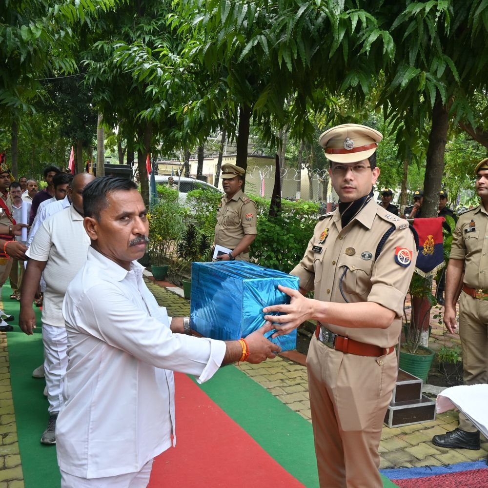 महराजगंज पुलिस लाइन में मनाई गई गांधी-शास्त्री जयंती:पुलिसकर्मियों ने लिया कर्तव्यनिष्ठा का संकल्प, एसपी ने किया माल्यार्पण