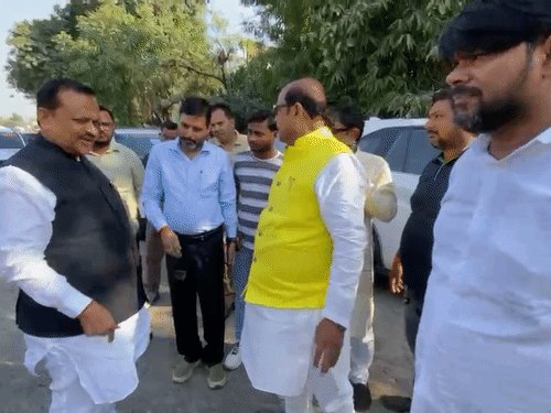 सांसद, MLA पनकी पड़ाव पुल के गड्ढे देख हुए नाराज:बोले- PWD 24 घंटे में पैचवर्क करें, 3 दिन में मरम्मत शुरू कराएं