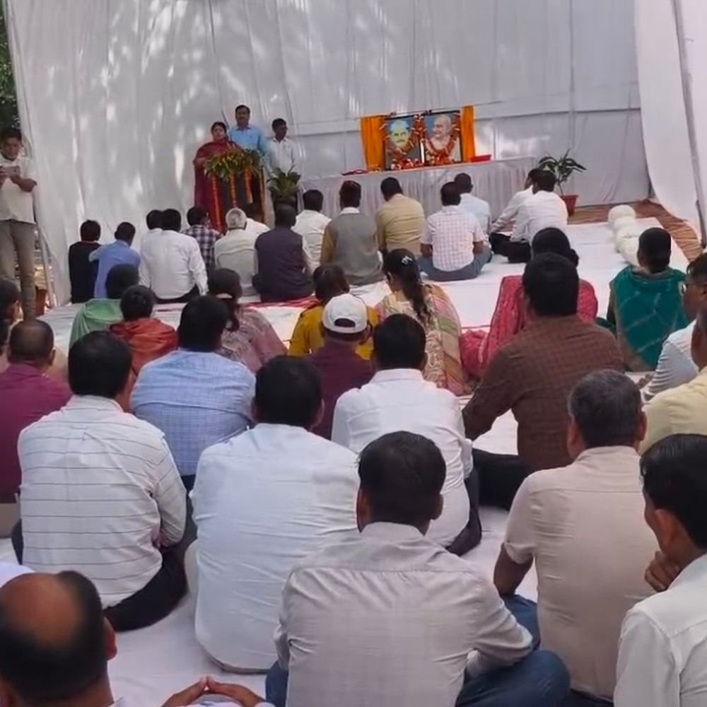 रायबरेली में श्रद्धा से मनाई गई गांधी-शास्त्री जयंती:DM ने किया माल्यार्पण और श्रद्धांजलि, महापुरुषों को किया नमन