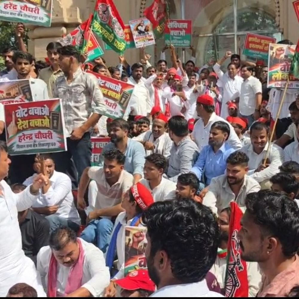बुलंदशहर में सपा कार्यकर्ताओं का प्रदर्शन, पुलिस से नोकझोंक:कार्यकर्ता हिरासत में लिए गए, काला आम चौराहे पर हुआ हंगामा