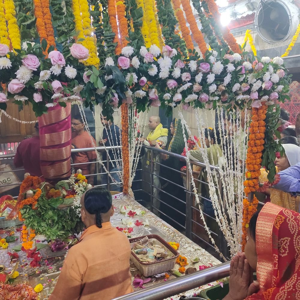 प्रयागराज में शारदीय नवरात्रि शुरू,अलोप शंकरी मंदिर में उमड़ी भीड़:बिना मूर्ति वाले शक्तिपीठ में झूले के दर्शन को पहुंचे श्रद्धालु