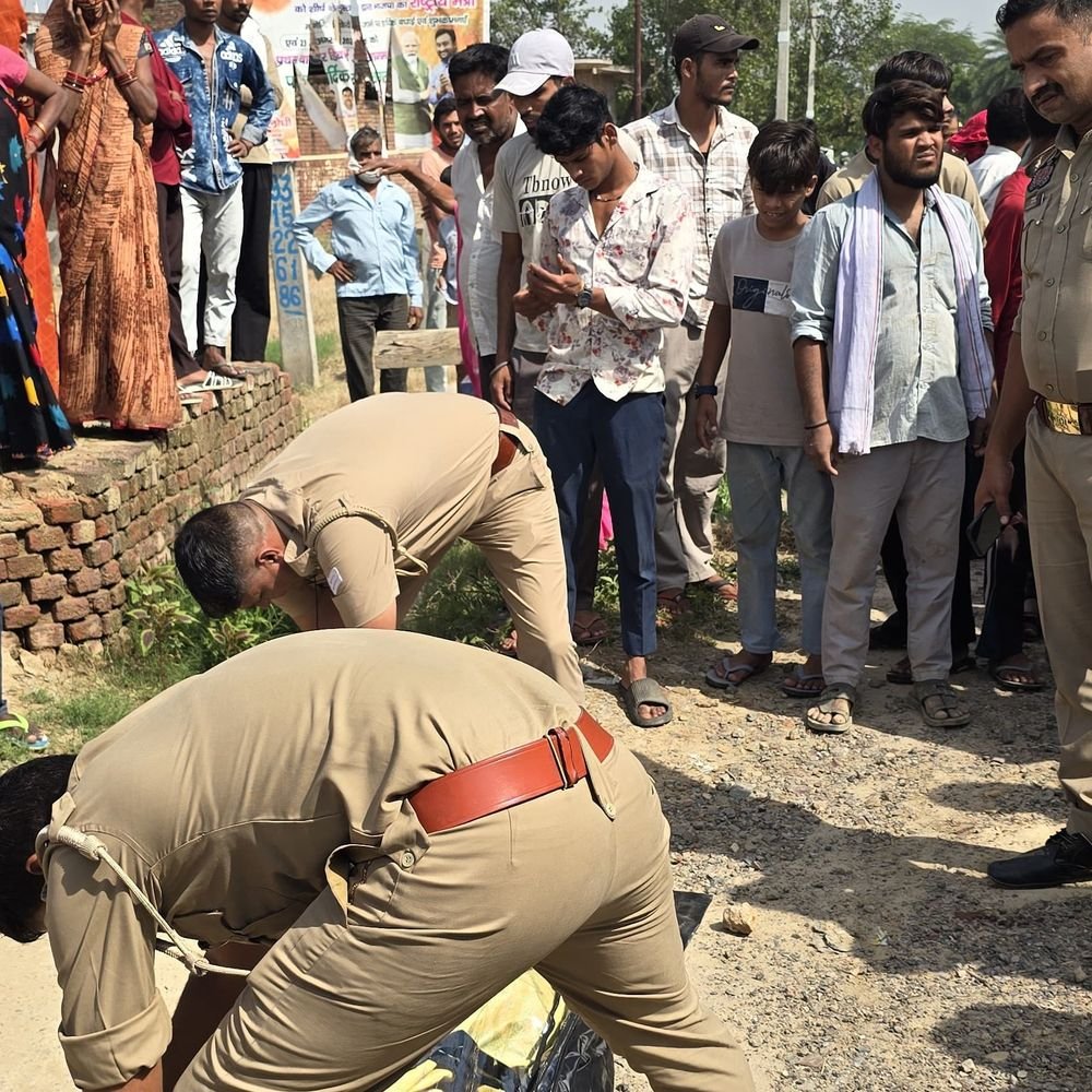 बुलंदशहर में सड़क हादसे में बाप-बेटे की मौत:टैंकर और बाइक की भिड़ंत, पत्नी-बेटी भी घायल, ड्राइवर हिरासत में