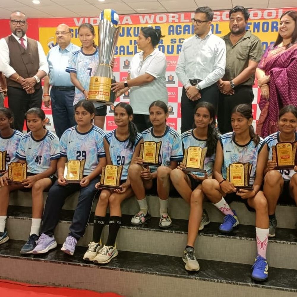 एपीएस की बेटियों का शानदार प्रदर्शन:वॉलीबॉल टूर्नामेंट में सीनियर टीम बनी चैंपियन