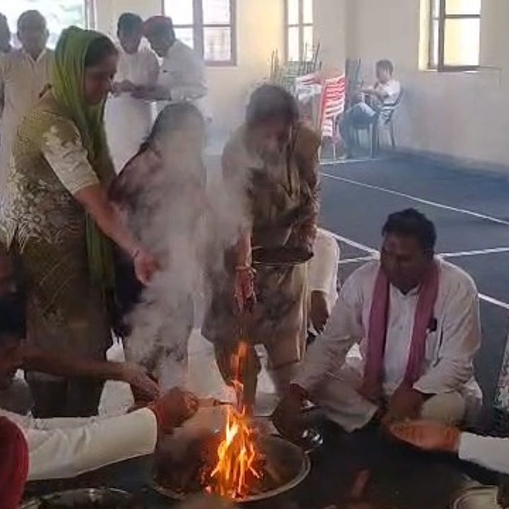 मुलायम सिंह यादव की पुण्यतिथि पर सपा कार्यालय में हवन:मेरठ में कार्यकर्ताओं ने दी श्रद्धांजलि, विचार गोष्ठी भी हुई
